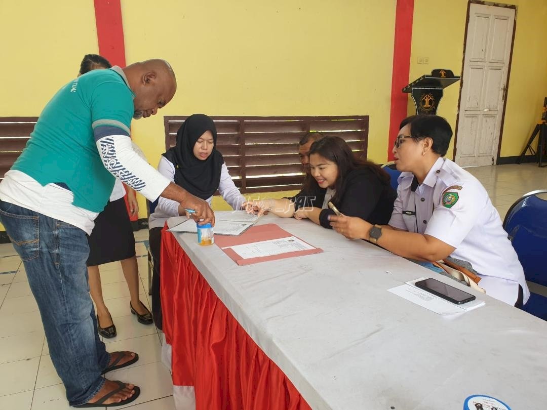 Komitmen Bebas Narkoba, Lapas Tual Tes Urine Massal Pegawai dan Warga Binaan
