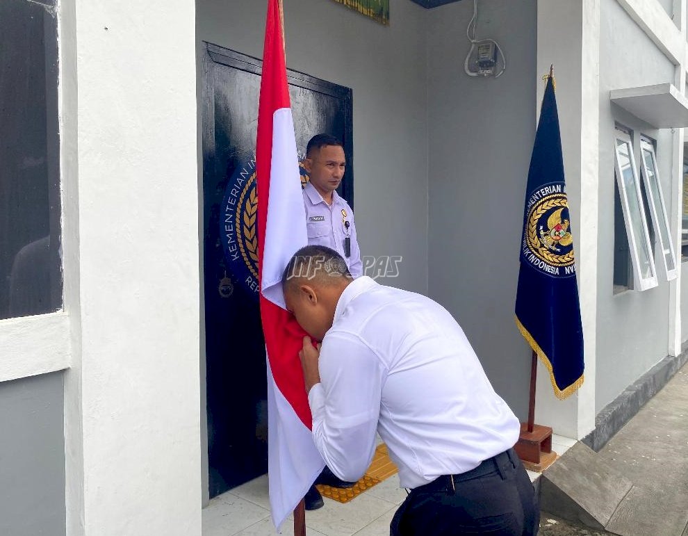Simbol Awal Pengabdian: 5 CPNS Lapas Wahai Cium Bendera dan Pataka Kemenimipas