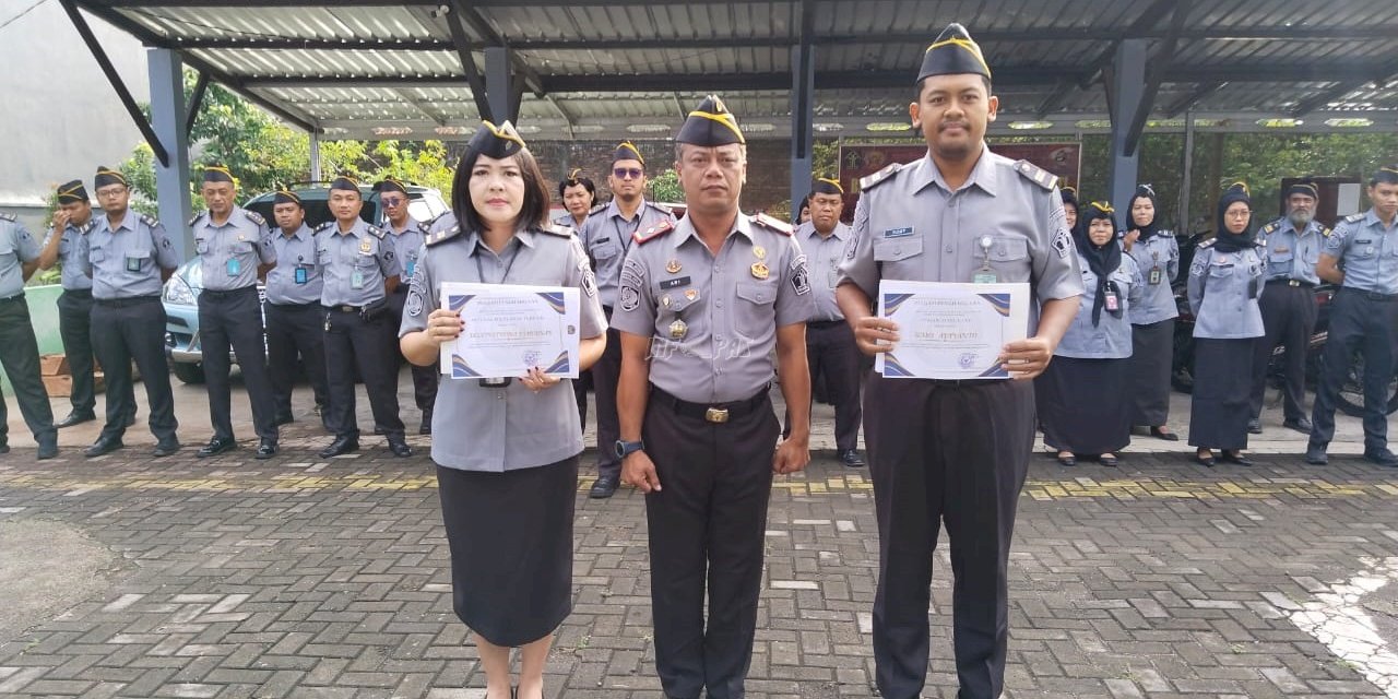 Bapas Pati Anugerahkan Penghargaan Petugas Teladan dan Petugas Layanan Terbaik Periode Juni 2025