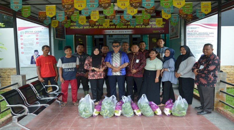 Lapas Narkotika Muara Sabak Bagikan Bansos kepada Keluarga Warga Binaan dan Warga Sekitar