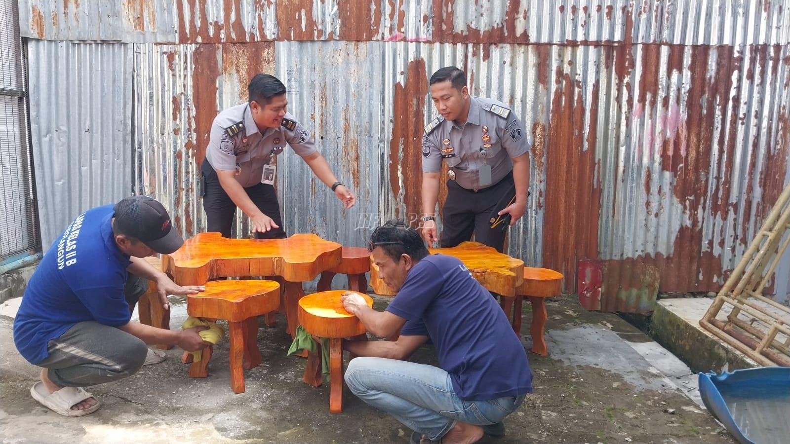 Lapas Sarolangun Dorong UMKM Warga Binaan Lewat Kursi Kayu Unik