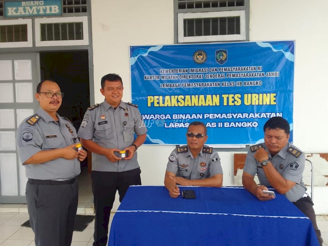 Bersih Narkoba, PK Bapas Muara Bungo Ikut Tes Urine di Lapas Bangko