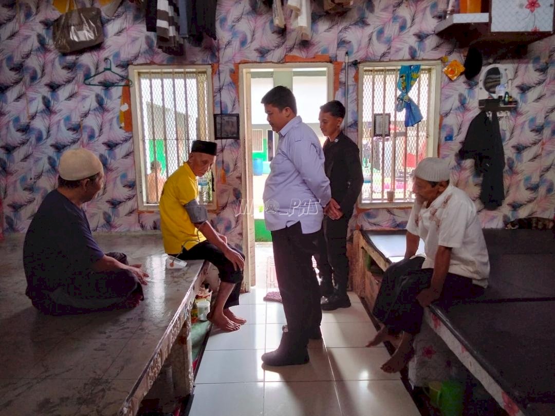 Dekatkan Layanan, Dokter Lapas Narkotika Muara Sabak Kontrol Keliling Blok Hunian