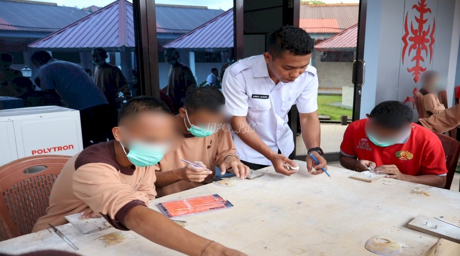 Anak Binaan LPKA Ambon Belajar Membuat Perhiasan dari Kerang Mutiara