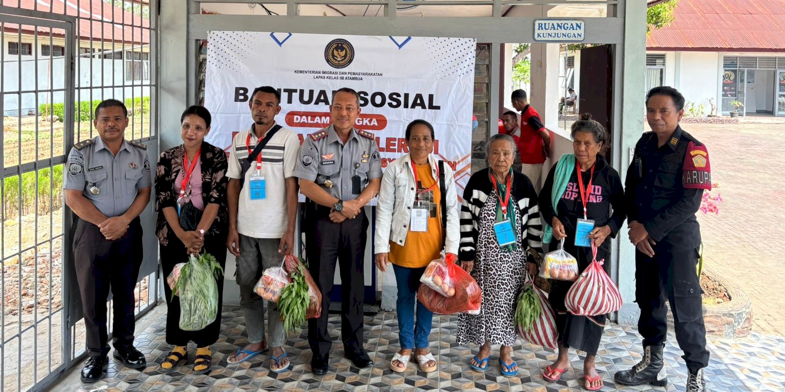 Lapas Atambua Kembali Salurkan Bansos untuk Keluarga Warga Binaan Kurang Mampu