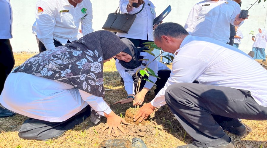 Kanwil Ditjenpas Jateng Ajak Ratusan Siswa MAN Sragen Tanam Bibit Pohon Durian dan Pepaya