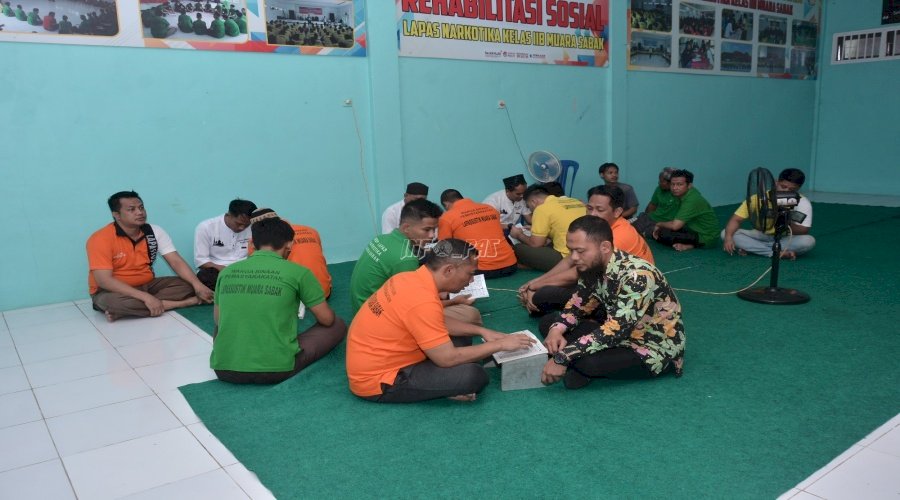 Bekal Spritual, Warga Binaan Lapas Narkotika Muara Sabak Belajar Baca Iqra