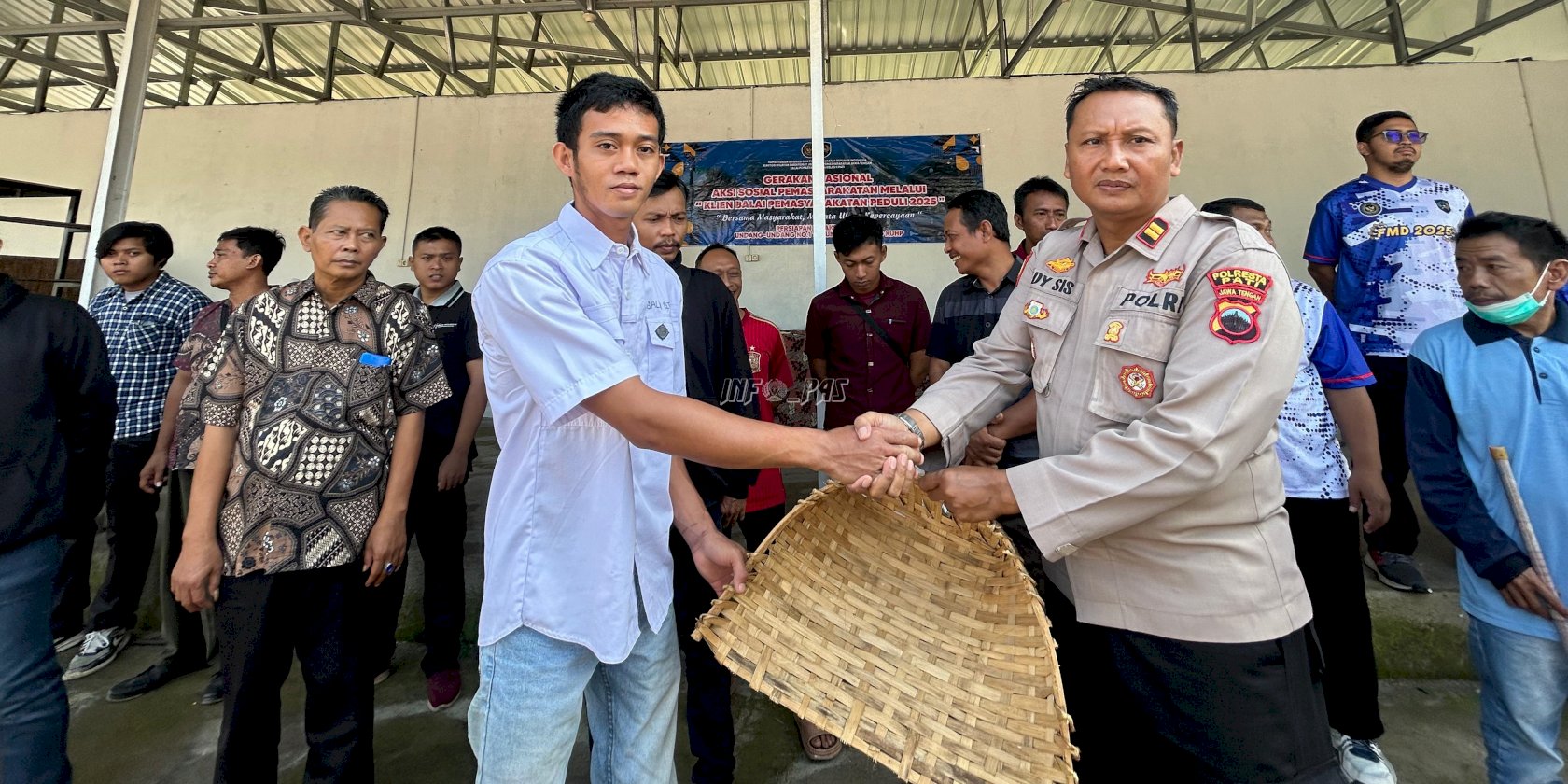 Klien Bapas Pati Peduli, Bersihkan Lingkungan Sentra UMKM Desa Sukoharjo