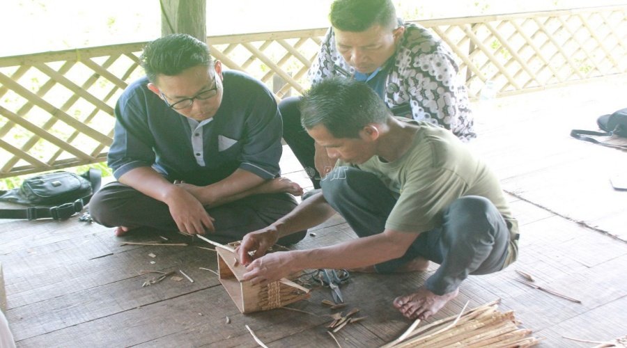 Kabapas Amuntai Turun Langsung Awasi Klien dalam Pelatihan Pembuatan Anyaman Ilung 