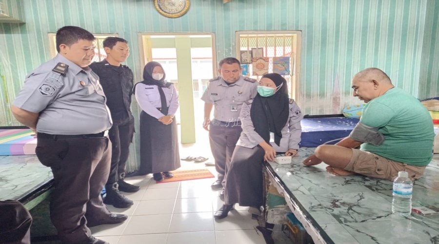Komitmen Pelayanan Kesehatan, Tim Medis Lapas Narkotika Muara Sabak Keliling Kamar Hunian Warga Binaan
