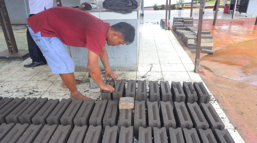 Warga Binaan Rutan Pelaihari Produksi Batako dari Limbah PLTU Asam-Asam