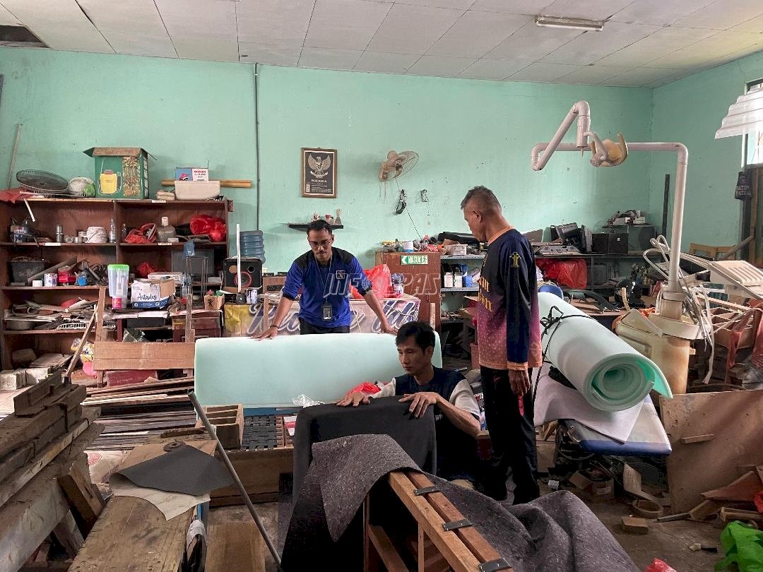 UMKM Kreatif Rutan Ambon Hasilkan Sofa dan Lampu Hias dari Limbah