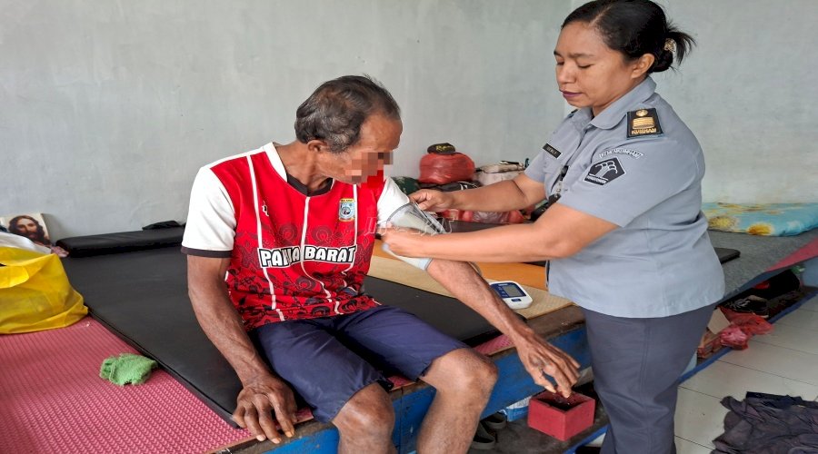 Pastikan Kesehatan Warga Binaan Lansia, Lapas Saparua Berikan Pelayanan Medis