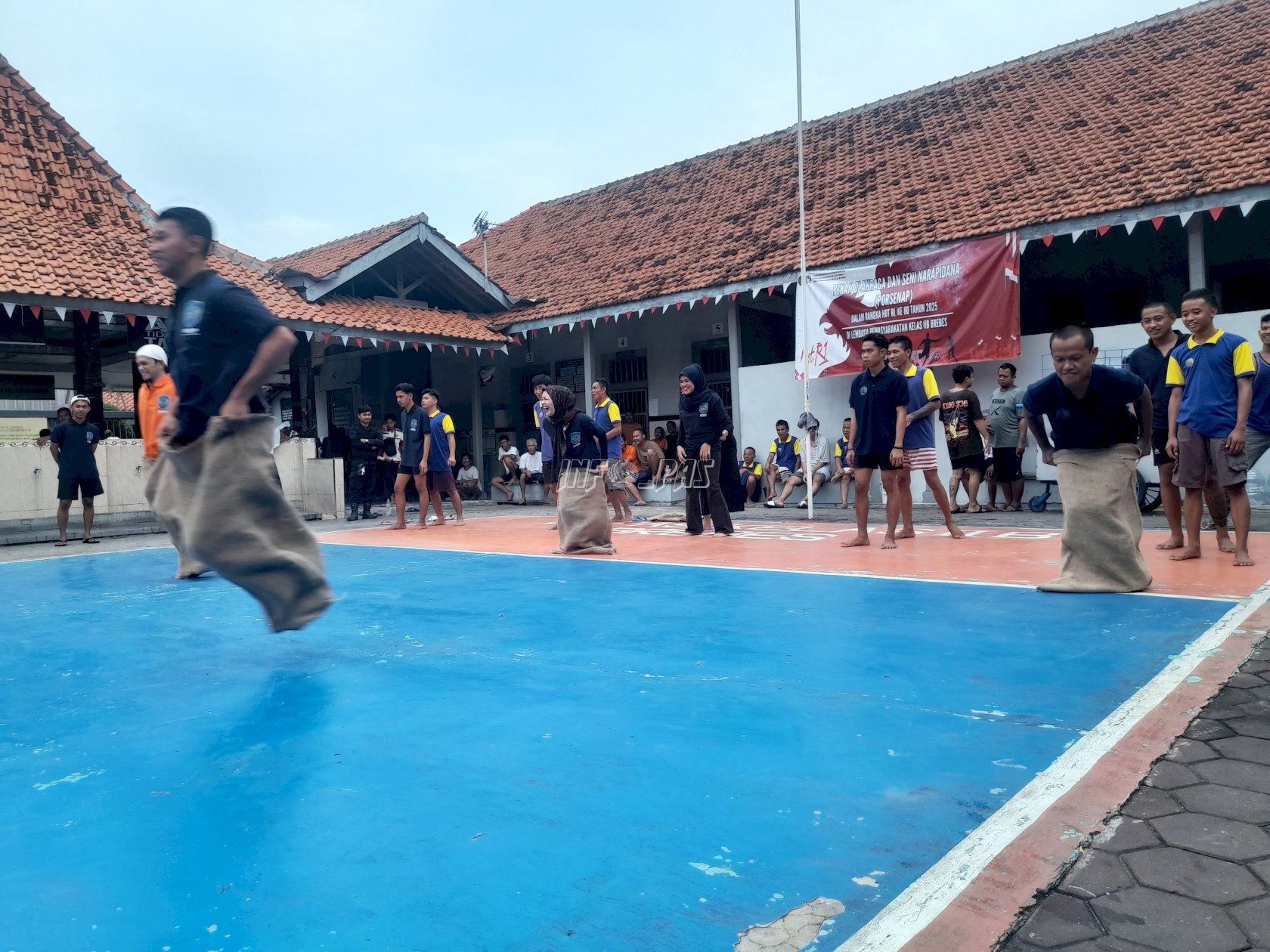 Penuh Tawa, Balap Karung Warga Binaan Lapas Brebes Meriahkan HUT RI