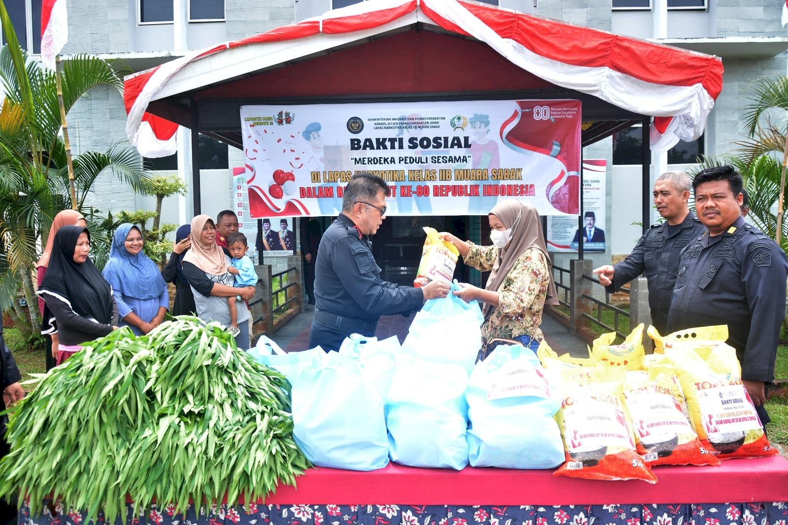 Sambut HUT RI, Lapas Narkotika Muara Sabak Salurkan Bantuan Merdeka Peduli Sesama