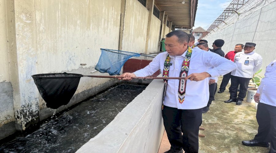 Kakanwil Ditjenpas Kaltim, Staf Ahli Menteri, dan Tenaga Ahli Menteri Apresiasi Panen Lele di Lapas Samarinda 