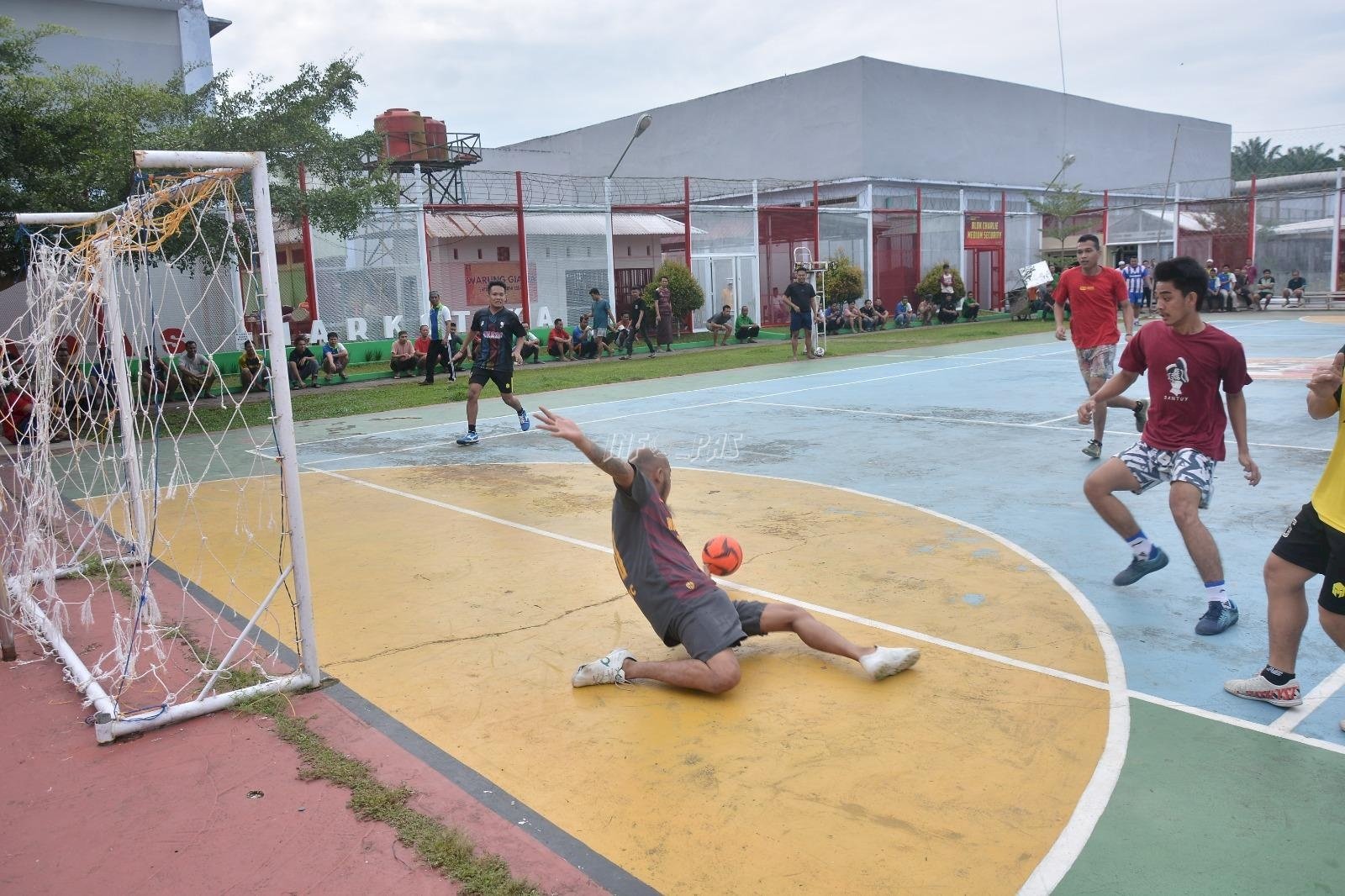 Futsal Warnai Perayaan HUT RI di Lapas Narkotika Muara Sabak