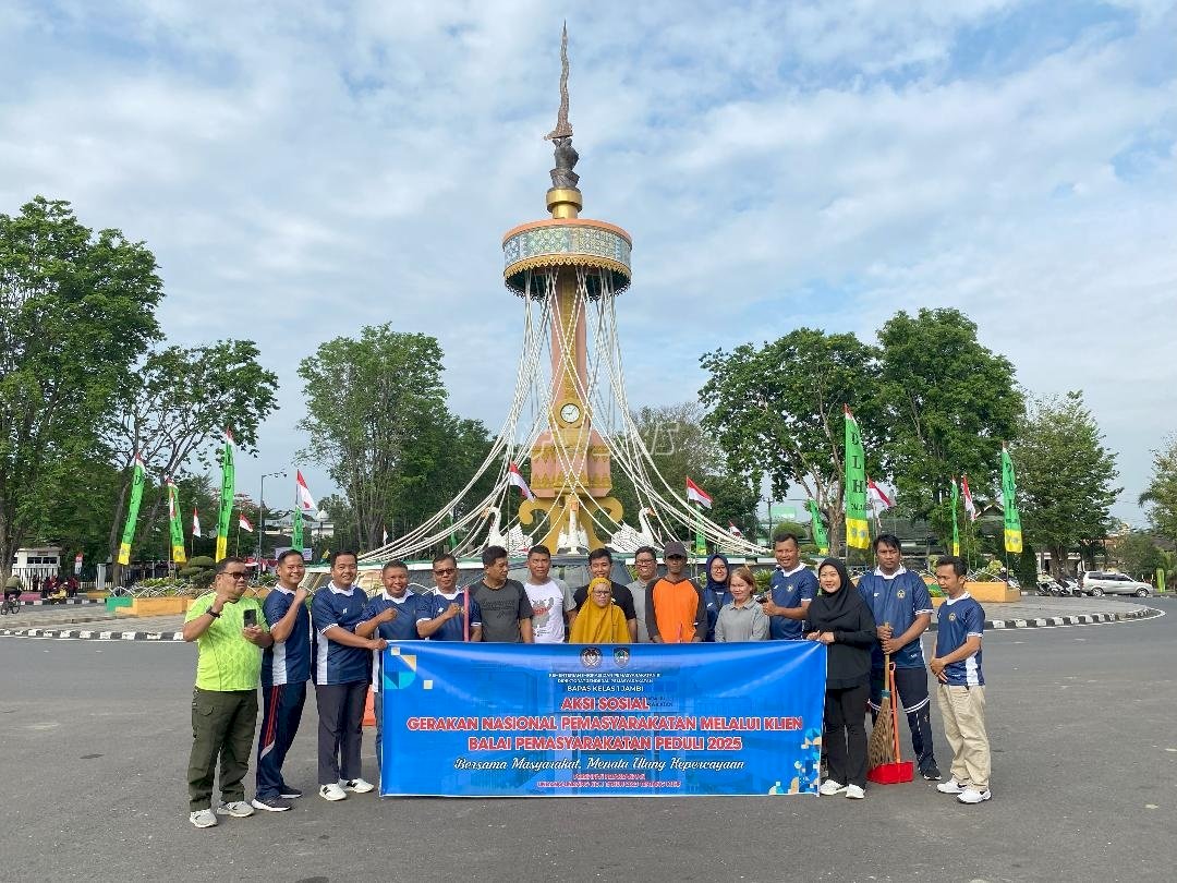 Klien Bapas Jambi Bersihkan Tugu Keris Siginjai & Berbagi Sembako Sambut HUT Ke-80 RI
