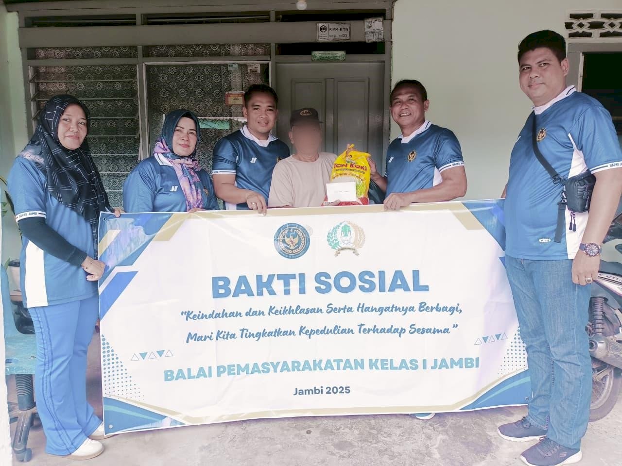 Klien Bapas Jambi Bersihkan Tugu Keris Siginjai & Berbagi Sembako Sambut HUT Ke-80 RI