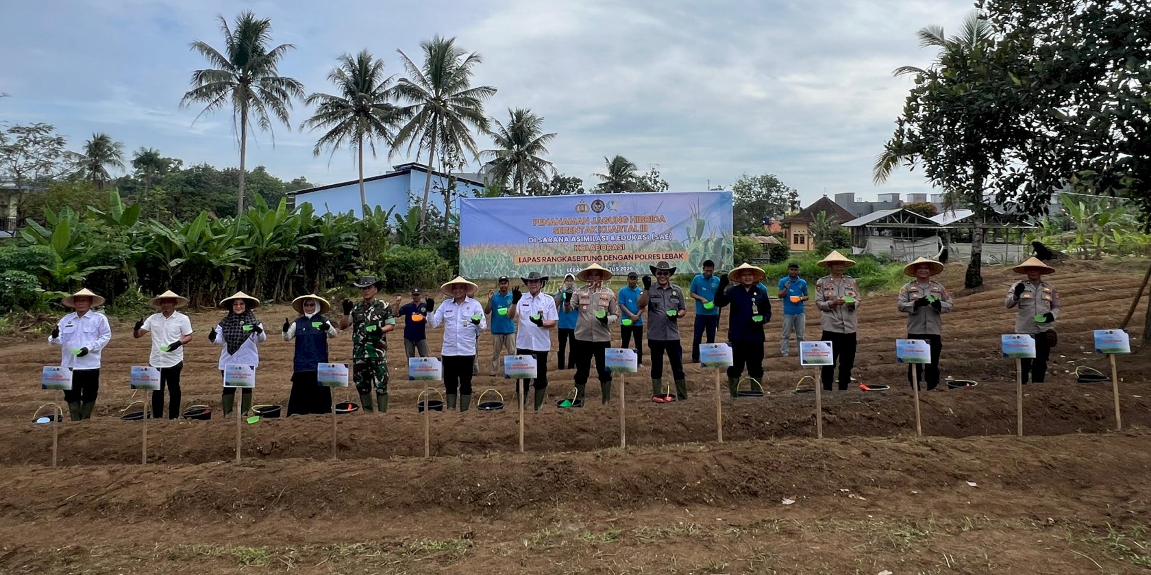 Siap Jadi Garda Terdepan Ketahanan Pangan, Kakanwil Ditjenpas Banten Tanam Jagung di SAE Lapas Rangkasbitung