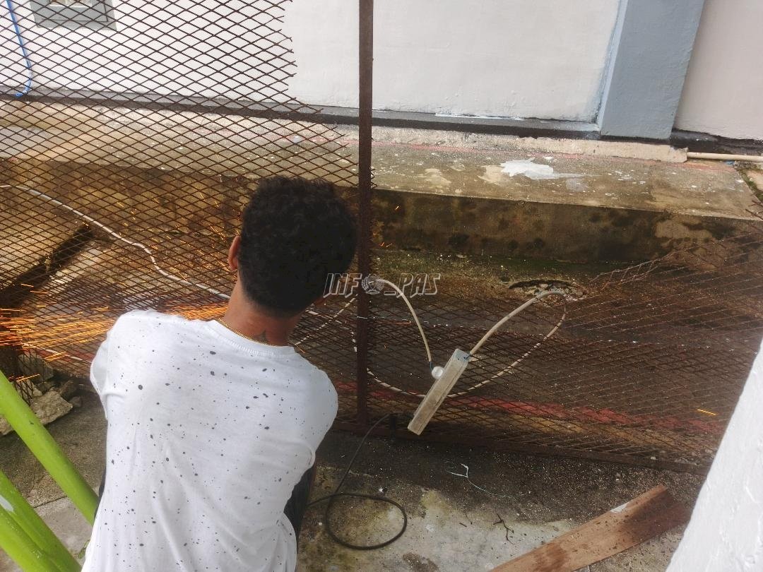 Tingkatkan Keamanan, Lapas Saparua Lakukan Pengelasan Pagar