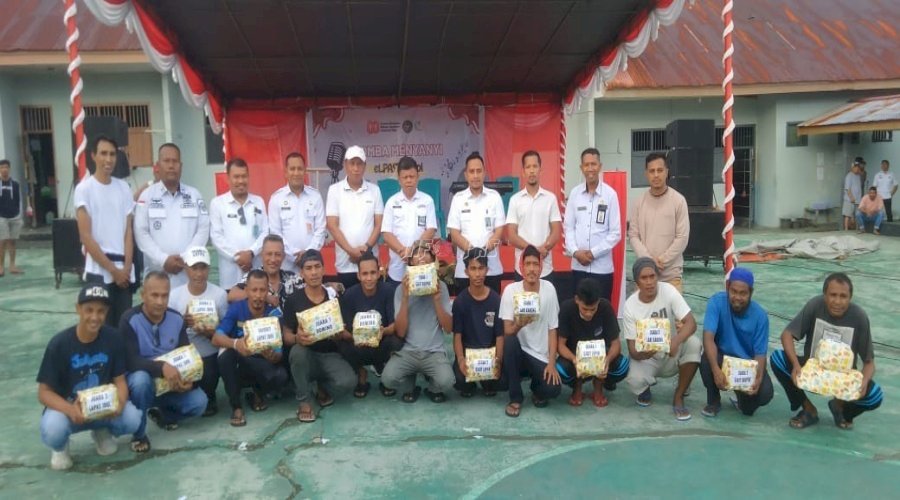 Kakanwil Ditjenpas Malut dan Kalapas Ternate Bagikan Hadiah Pemenang Porsenap
