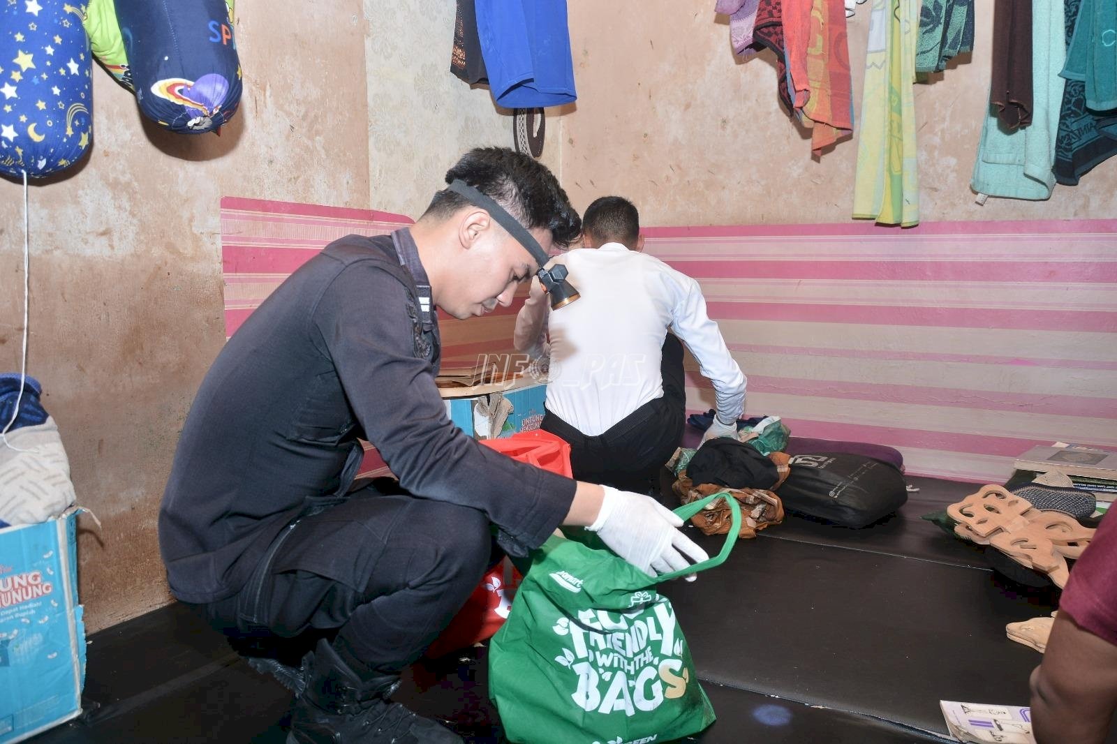 Pastikan Keamanan, Lapas Narkotika Muara Sabak Razia Mendadak