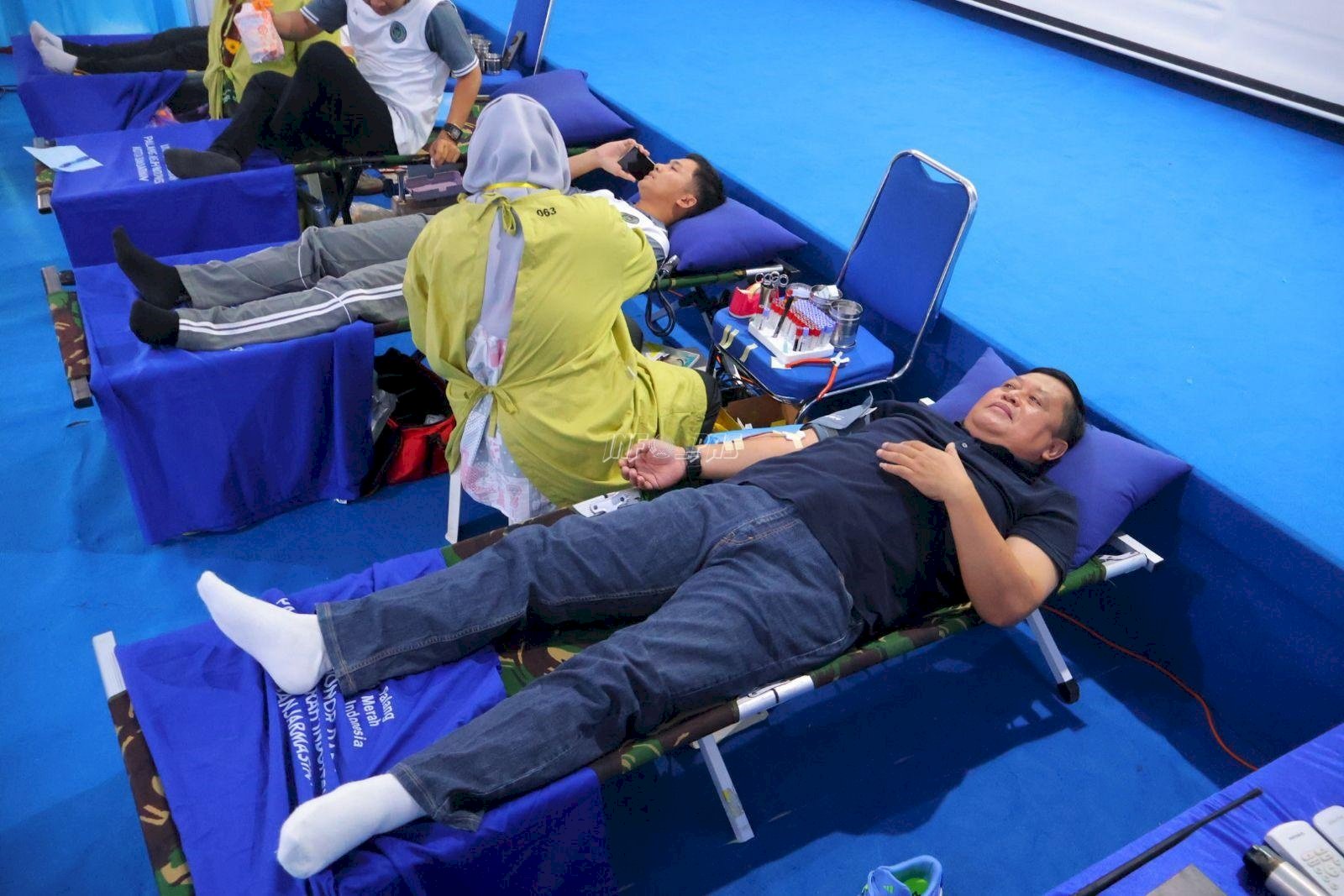 Peduli Kemanusiaan, Kakanwil Ditjenpas Kalsel Donor Darah di Lapas Banjarmasin