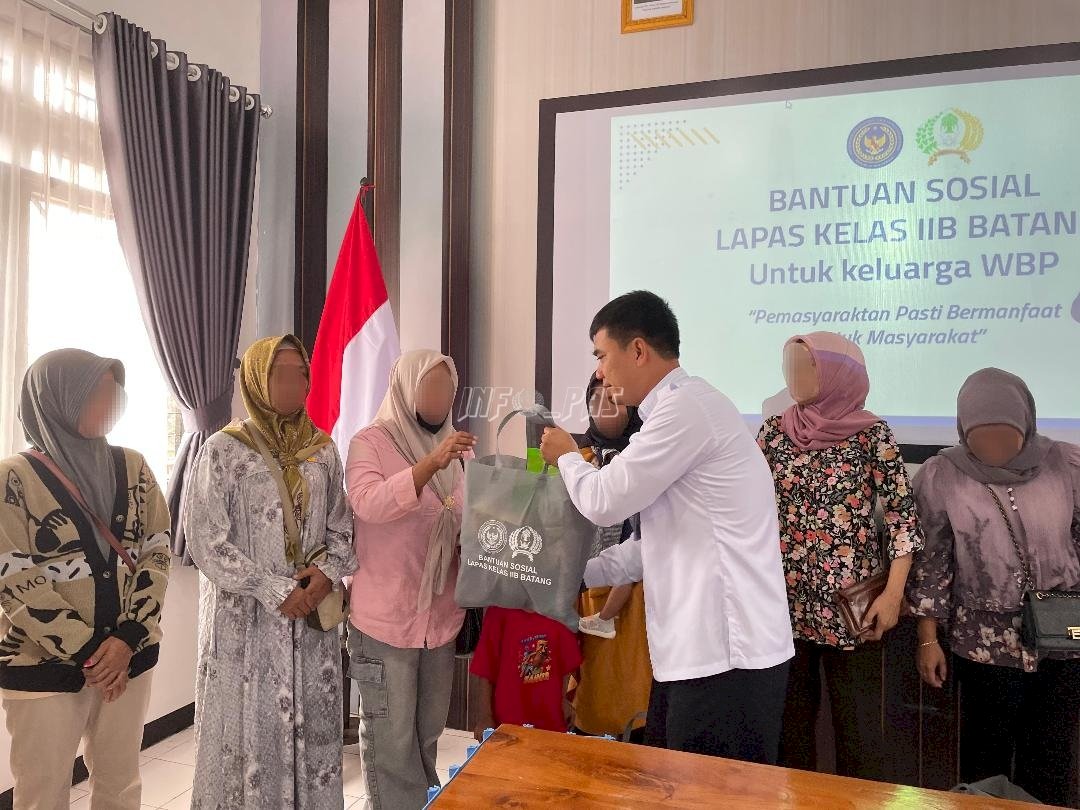 Wujud Kepedulian, Lapas Batang Salurkan Bansos bagi Keluarga Warga Binaan