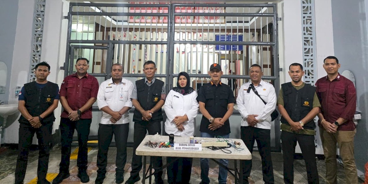 Pastikan Kondisi Kondusif, Kanwil Ditjenpas Maluku Gelar Razia Malam di Lapas Ambon