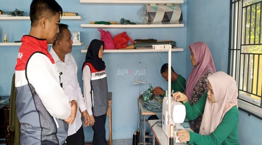 Bersama Pertamina AFT Sultan Taha, Kabapas Jambi Tinjau Perkembangan Klien dalam Pelatihan Menjahit