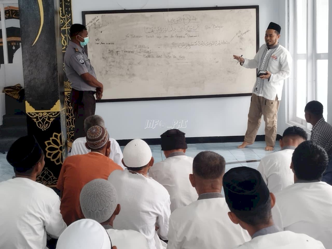 Bekal Pesantren, Warga Binaan Lapas Namlea Ikut Berikan Bimbingan Rohani