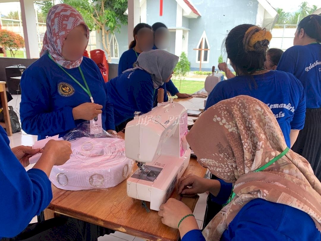 Dukung Kemandirian Warga Binaan, Lapas Perempuan Palu Gelar Pelatihan Menjahit & Salon