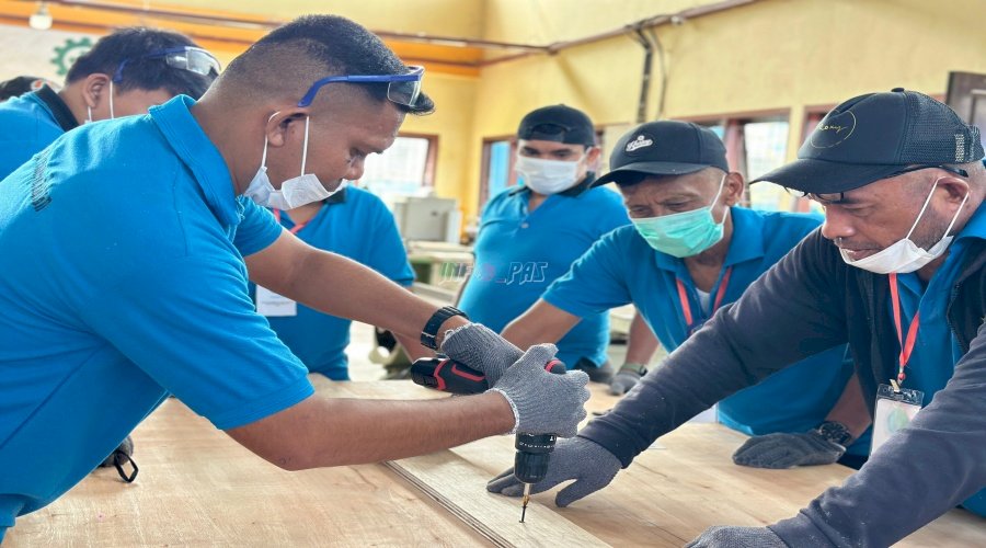 Klien Bapas Ambon Dilatih Keterampilan Mebel, Fokus Produksi Meja Kayu