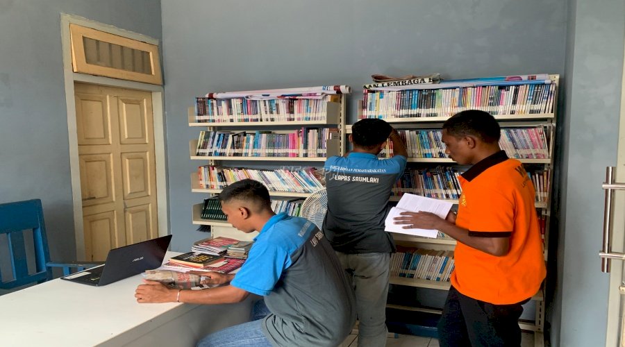 Isi Waktu Luang, Warga Binaan Lapas Saumlaki Penuhi Perpustakaan