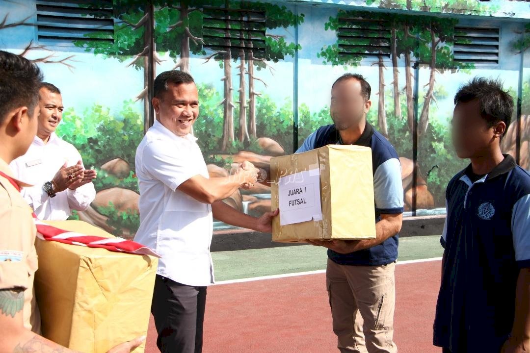 Penyerahan Hadiah Warnai Penutupan Lomba HUT Ke-80 RI di Lapas Madiun