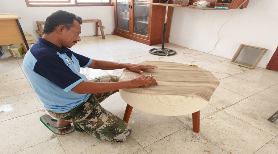 Bermodalkan Ban Bekas, Warga Binaan Lapas Piru Hasilkan Meja Bernilai Seni Tinggi
