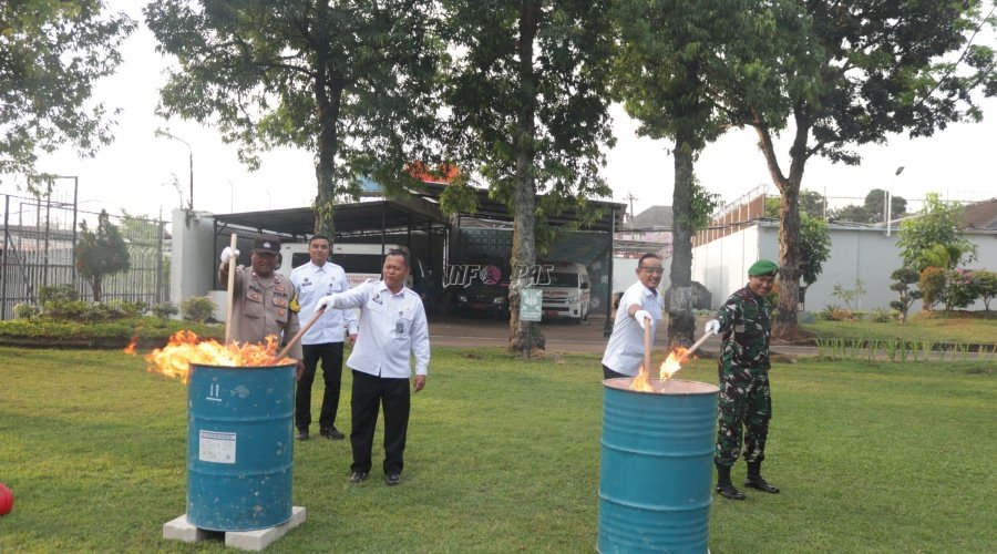Kakanwil Ditjenpas Jateng Pimpin Pemusnahan Barang Terlarang Hasil Razia di Lapas Semarang
