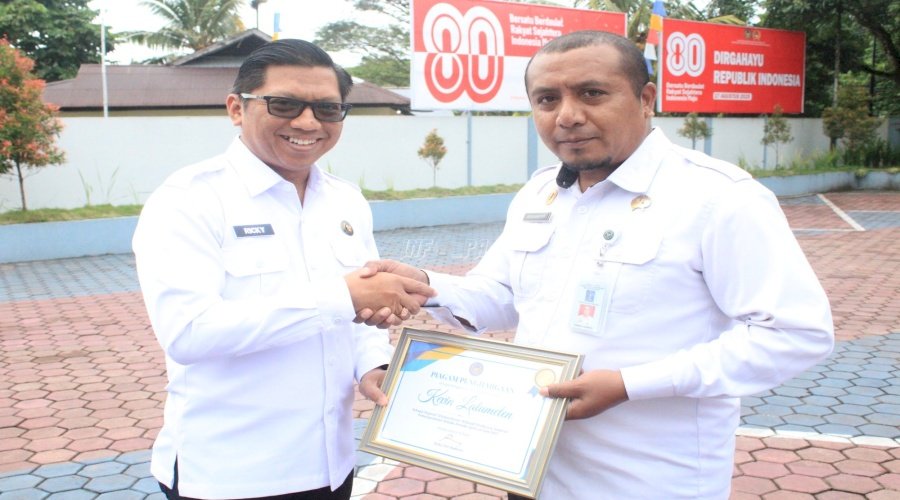 Kanwil Ditjenpas Maluku Berikan Reward bagi Petugas Berdedikasi Tinggi