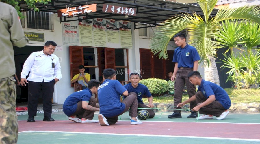Melalui Fun Game Kepramukaan, Warga Binaan Lapas Madiun Dilatih Kekompakan 