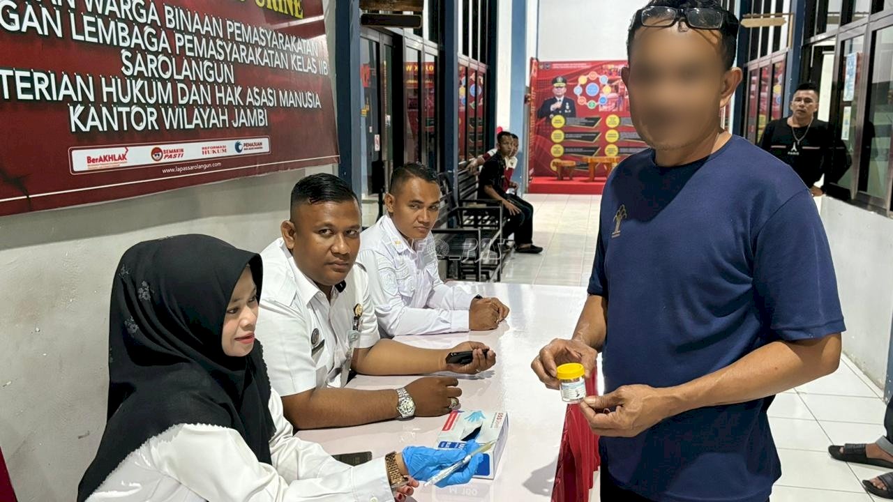 Pastikan Lingkungan Bersih Narkoba, Lapas Sarolangun Tes Urine Petugas dan Warga Binaan