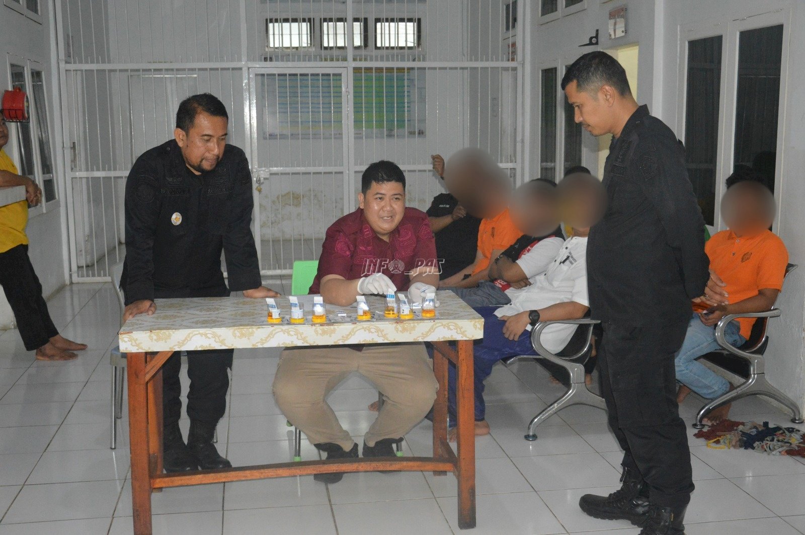 Jelang Bebas, 8 Warga Binaan Lapas Narkotika Muara Sabak Jalani Tes Urine