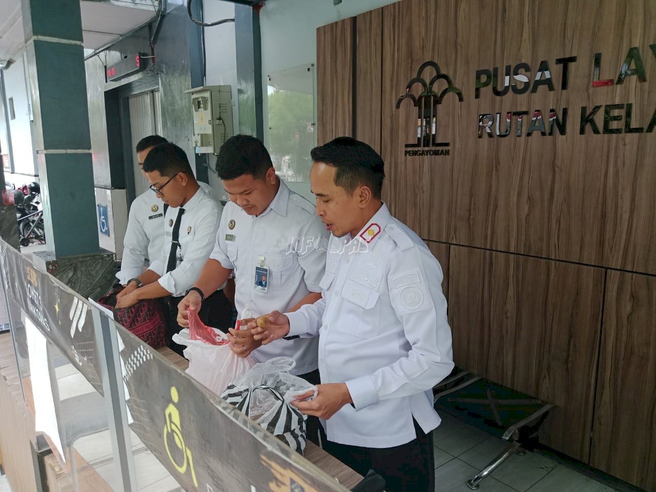 Cegah Barang Terlarang, Karutan Sampang Pimpin Pemeriksaan Barang Titipan Warga Binaan