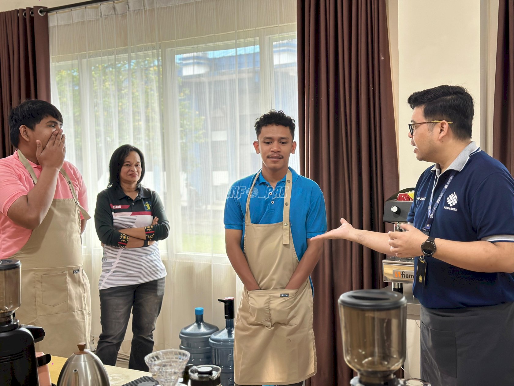 Evaluasi Hasil Bimbingan Keterampilan Barista, Klien Bapas Ambon Ikuti Ujian Praktik