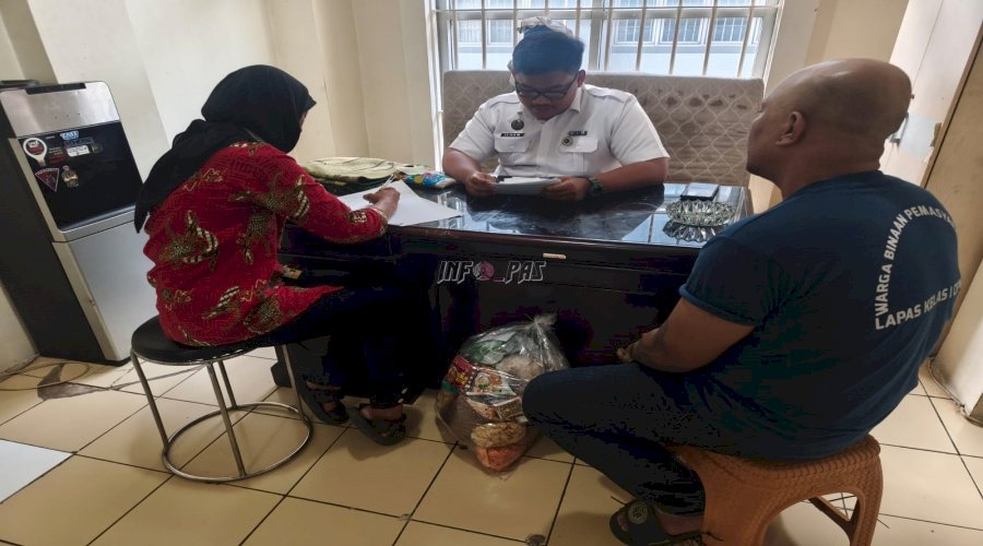 Petugas Lapas Cipinang Gagalkan Penyelundupan HP dalam Kemasan Tisu 