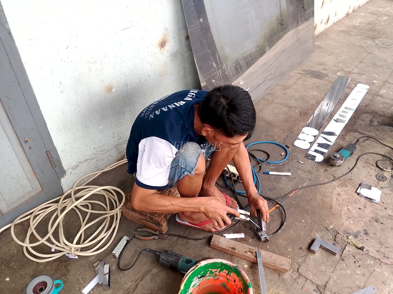 Bangun Percaya Diri, Warga Binaan Rutan Ambon Produksi Huruf Besi Stainless