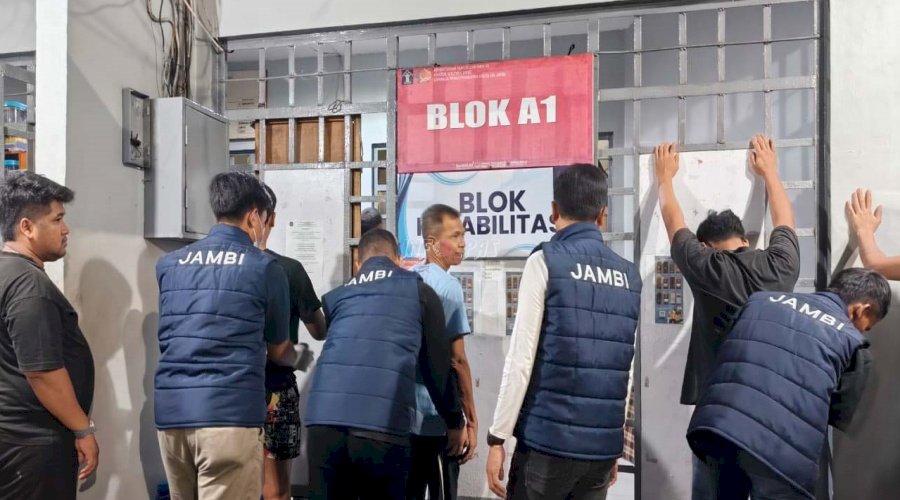 Kakanwil Ditjenpas Jambi Pimpin Langsung Razia Blok Hunian di Lapas Jambi