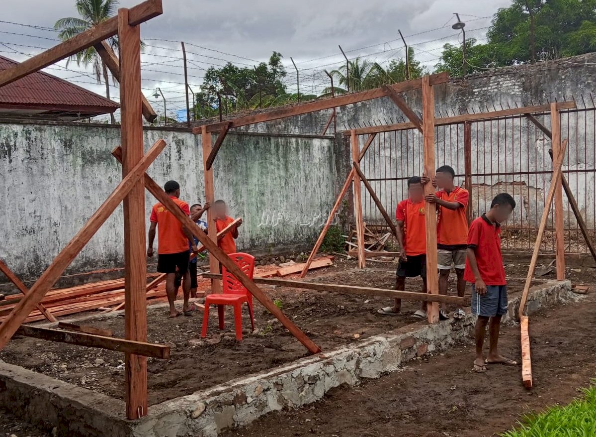 Warga Binaan Lapas Atambua Sulap Bahan Daur Ulang Jadi Kandang Ayam Produktif