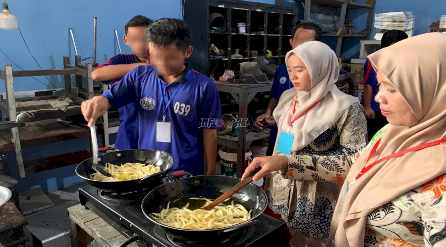 Kembangkan Kemandirian, Warga Binaan Lapas Batang Dilatih Olah Stick Keju