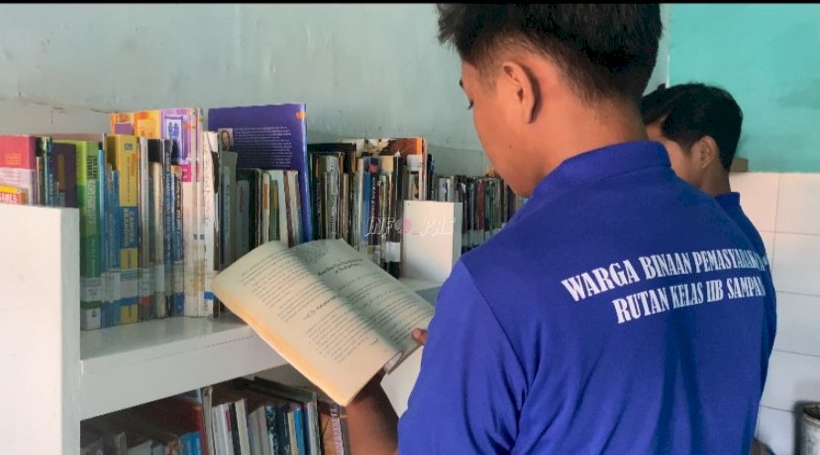 Tingkatkan Literasi Warga Binaan, Rutan Sampang Terima Peminjaman Buku dari Dispusip Kab. Sampang